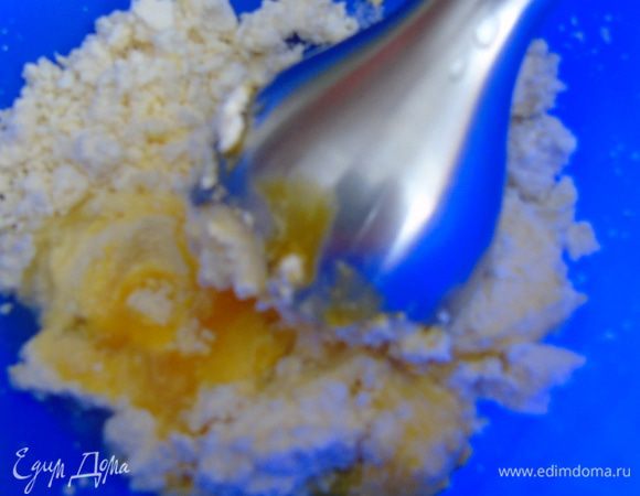 Взбить творог с яйцами и ванилином.