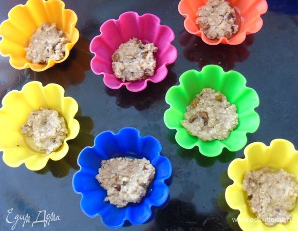 В формочки выложить чуть-чуть основы, можно просто выложить в форму диаметром 20 см (не более).