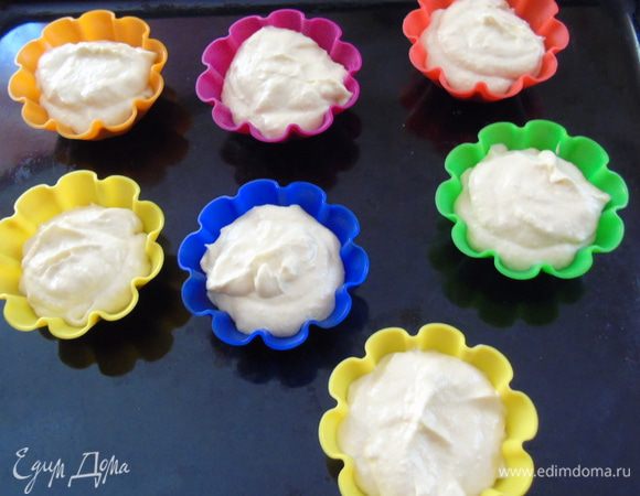 Сверху выложить творожный крем.