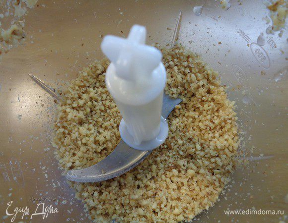 В это время приготовить начинку.

Орехи помолоть.