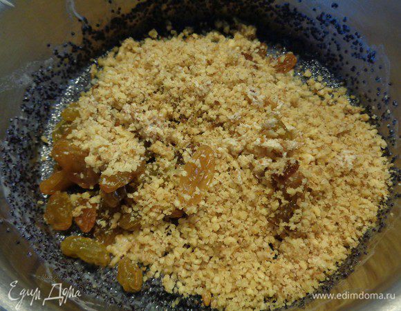 Снять молоко с плиты и добавить остальные компоненты начинки.