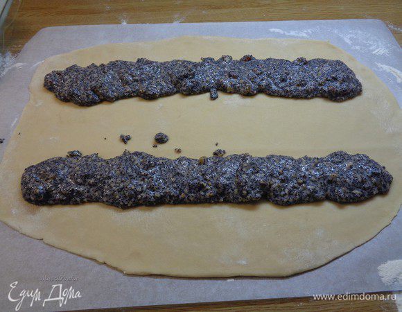 Начинку разложить с двух сторон листа теста валиками, толщиной примерно 2 см. 