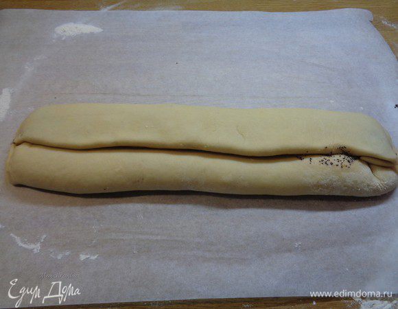 Я еще немного сделала одну сторону внахлест, чтобы начинка не вытекла при выпечке. Помогло.