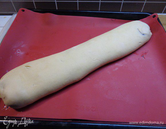 Полученный "двойной " рулет выложить противень, покрытый пекарской бумагой, ровной стороной вверх, т.е. швом вниз. 

Я выпекала на силиконовом коврике, ничем его не смазывая.