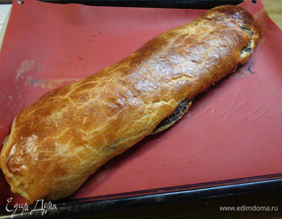 Выпекать при температуре 180-200° С в течение 40-45 минут. Дать рулету остыть. 