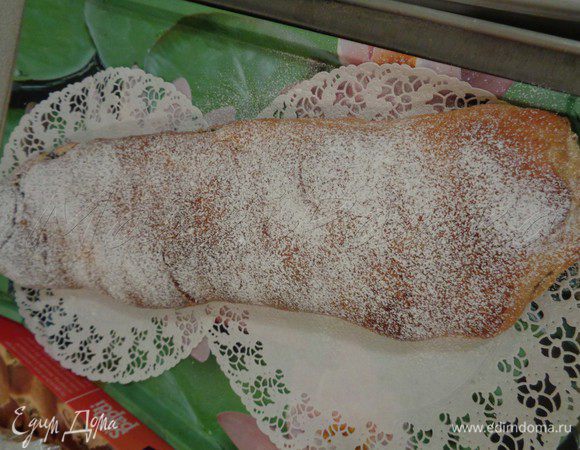 Перед нарезкой щедро посыпать сахарной пудрой.
