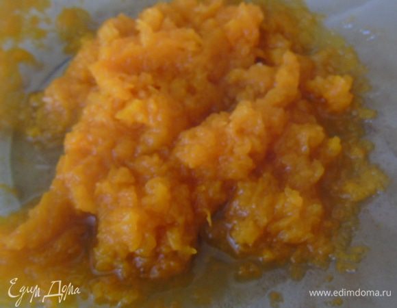 Тыкву нарезать кубиками, отварить до мягкости и размять в пюре.