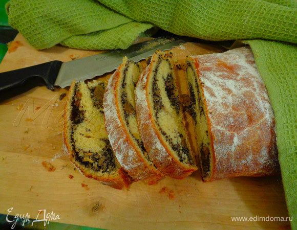 Рулет сохраняет свежесть в течение 2-х недель, если завернуть его в фольгу.

Столько мы не продержались, конечно же) Рулет был съеден гостями молниеносно) Но если нужна идея готовки наперед, то этот рецепт прекрасно подходит.

Приятного аппетита!