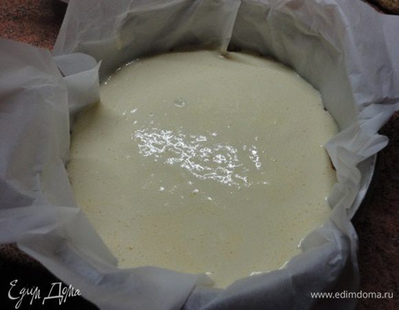 Сливочное масло растопить и смешать с измельченным печеньем. Выложить в форму, выстланную пекарской бумагой и смазанную сливочным маслом и убрать в холодильник на 1 час.
Вишню разморозить, откинуть на дуршлаг и дать стечь вишневому соку.
Яйца взбить с сахаром и соединить с творогом. Половину творога вылить на корж.
