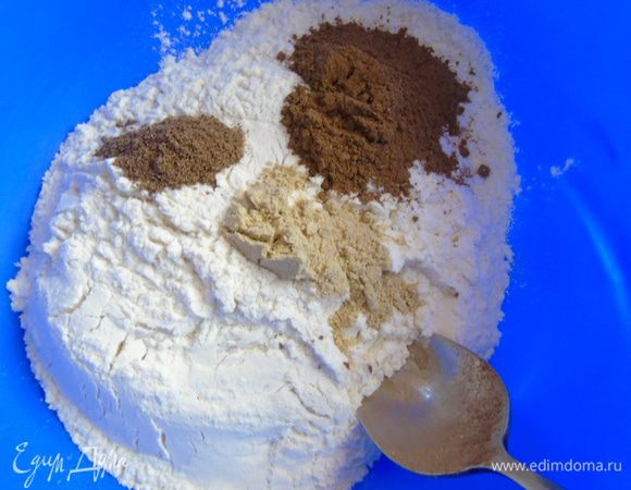 Просеять муку, добавить все специи. Перемешиваем.