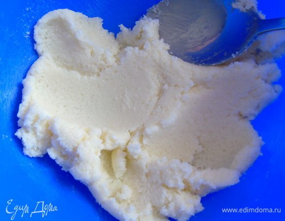 Масло растереть с сахаром.