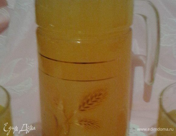 Полученный колор добавляем к сахарному раствору, размешиваем. Пришел черед дрожжей прыгнуть в общую массу. Снова размешать и оставить для брожжения на 3-4 часа. Затем разлить по бутылкам и отправить в холод. Угощайтесь!