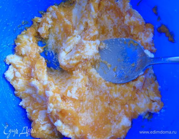 Добавляем к маслу тыквенное пюре и разрыхлитель, перемешать.