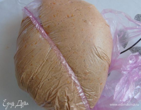 Заворачиваем тесто в пленку и ставим в холодильник на полчаса.