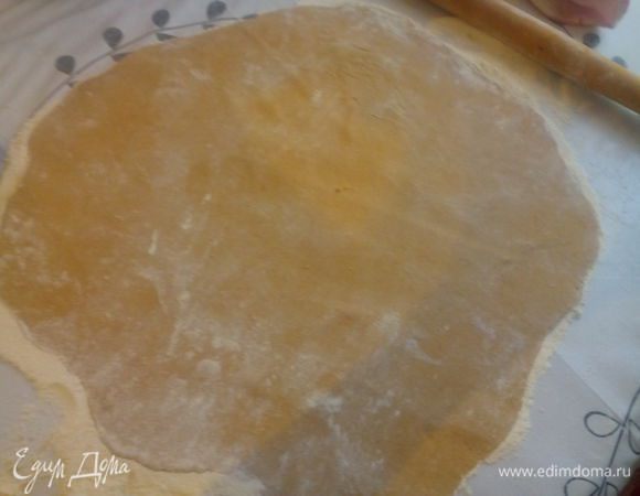 Раскатываем тесто и вырезаем печенье, я просто порезала на квадратики.