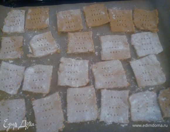 Выкладываем на пергамент и выпекаем 10-12 минут при температуре 200С до золотистого цвета.