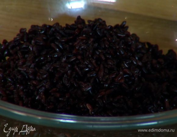 Рис предварительно отварить согласно инструкции на упаковке.