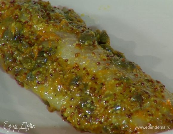 Филе трески смазать со всех сторон маринадом.