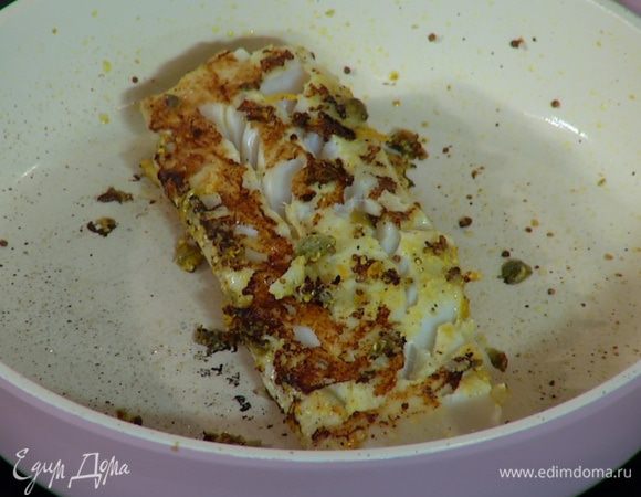 Разогреть сковороду и обжарить рыбу в маринаде до готовности.