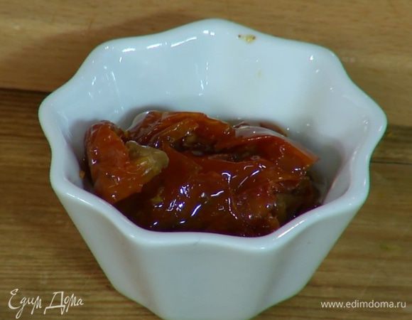 Вяленые помидоры нарезать небольшими кусочками.