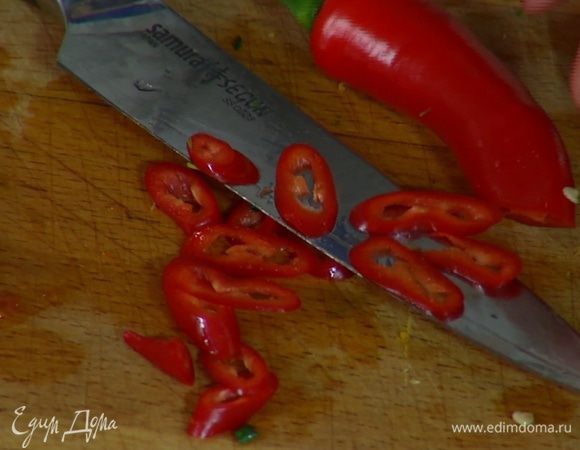 Перец чили, удалив семена, порезать тонкими кружками.