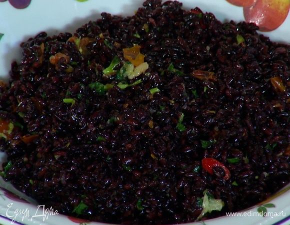 Теплый рис соединить с нарезанными помидорами и перцем чили, добавить заправку, влить 1–2 ч. ложки апельсинового сока и перемешать.