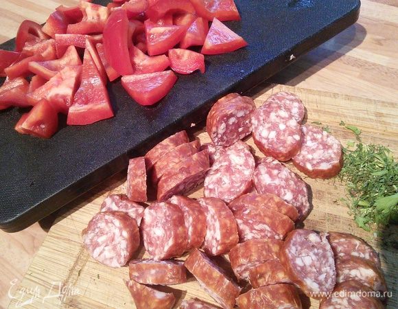 Теперь нарежем перец и колбаски. 