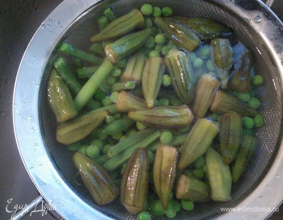 Фасоль стручковую отвариваем в подсоленной кипящей воде в течении 8 мин, откидываем на дуршлаг, обдаем ледяной водой. То же самое проделываем с горошком и окрой. 