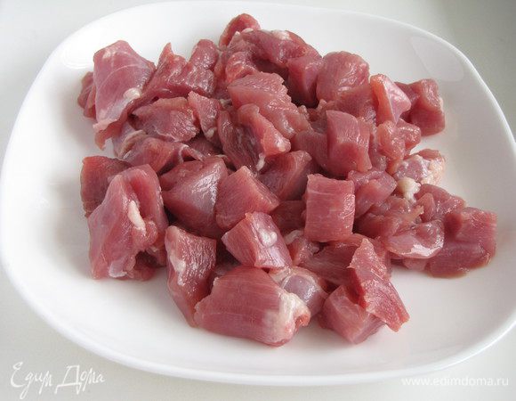 Филе индейки нарезать средними кубиками. Я использую красное мясо индейки.