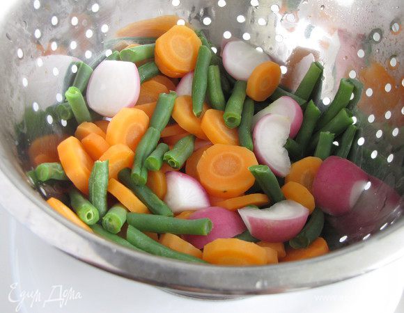 Вскипятить в кастрюле воду. Положит морковь и варить 5 минут. Добавить редис и стручковую фасоль, готовить еще 5 минут. Откинуть овощи на дуршлаг.