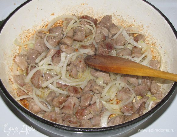 Добавить лук и готовить 3-5 минут.