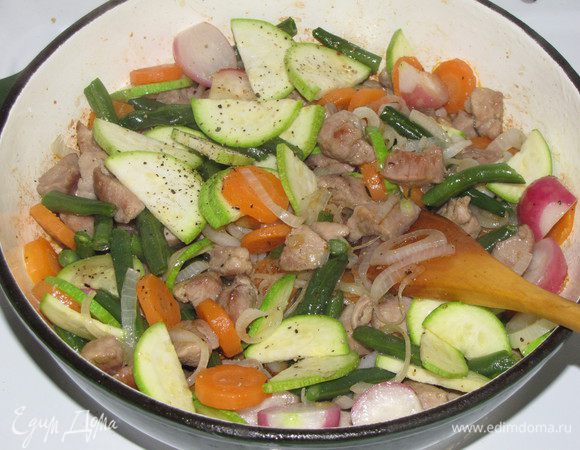 Положить в сковороду отварные овощи, а также нарезанный тонким ломтиками кабачок, добавить мед, посолить, поперчить и жарить еще 5 минут. Мелко нарезать укроп и посыпать готовое блюдо.