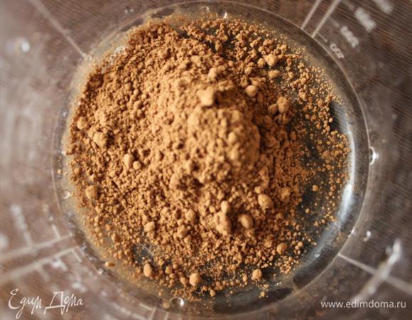 Смешиваем какао, сахар и дрожжи.

