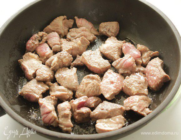 Порезать мясо на кусочки, обжарить их на растительном масле.