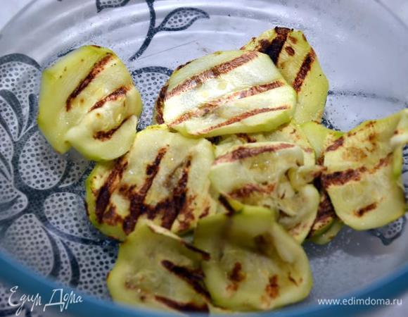 Кабачки помыть, почистить, посолить, обжарить на сковороде или на гриле.
Поставить духовку разогреваться на 190 градусов.
