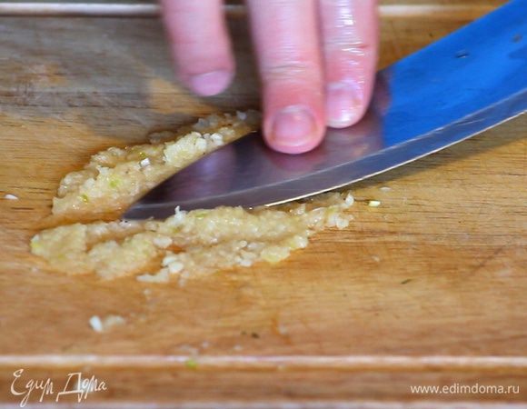 Для начала раздавим чеснок в кашу.