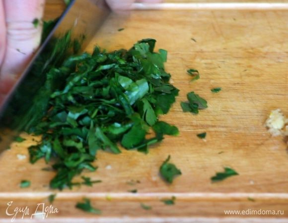 Нарезаем петрушку.