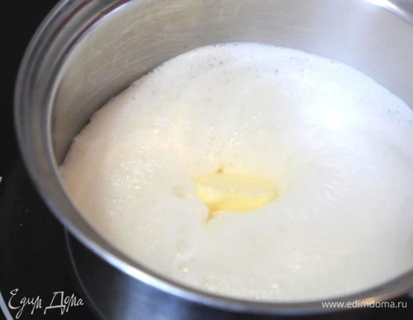 Доводим молоко до кипения и кидаем туда кусочек сливочного масла.