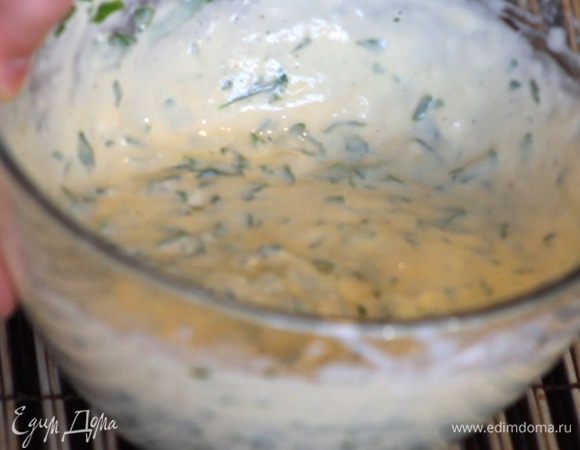Делаем кляр для трески. Смешиваем муку, молоко с маслом, чеснок и петрушку. Консистенция должна быть как у жирной сметаны. Солим, перчим.