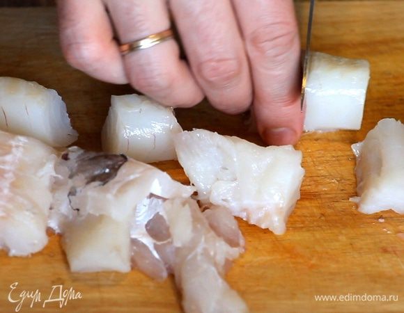 Нарезаем филе трески небольшим кубиком.