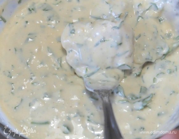 Обваливаем кусочки рыбы в кляре.