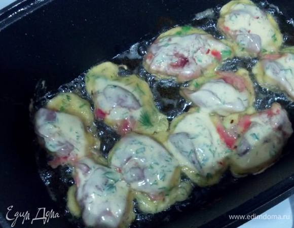 Обжаривала на подсолнечном масле в глубокой посуде с высокими толстыми стенками до золотистого цвета на среднем огне. Прикрывала крышкой, но не до конца.