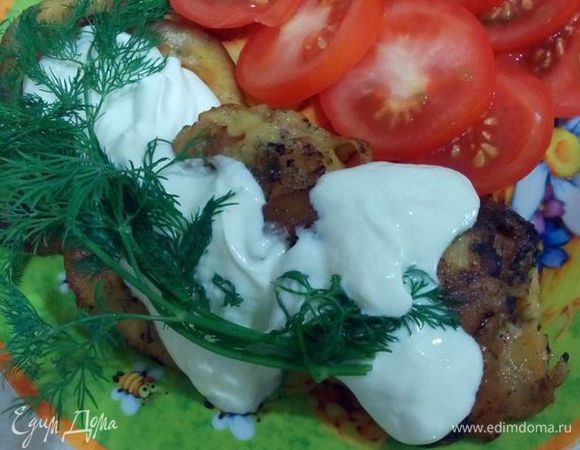 Подавать можно с любым гарниром. Особенно вкусно со сметаной, помидорами, зеленью и молодым картофелем. Очень подойдет соус из сметаны и майонеза с чесночком и специями, зеленью - как для голубцов.
