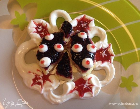 Должна была быть божья коровка, перепутали варенье. Это для младшего. 