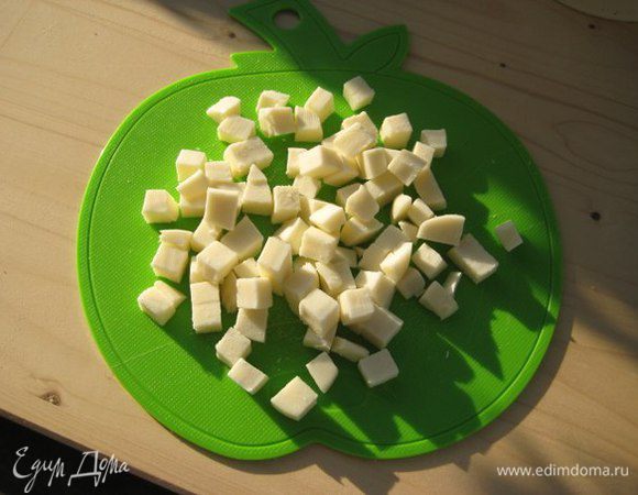 Сыр нарезать кубиками, колбаса-тонкая нарезка.