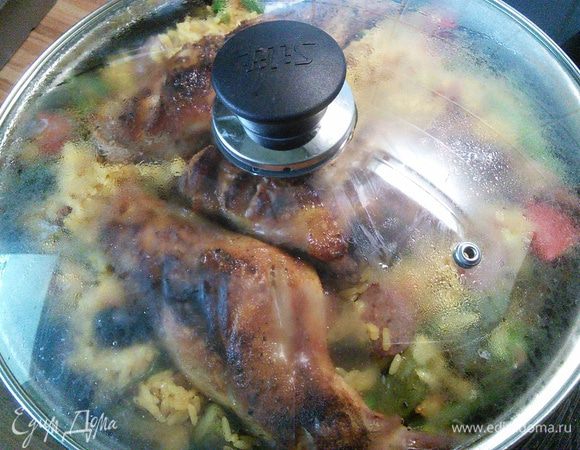 Выкладываем мясо кролика поверх риса вместе с образовавшимся при готовке соком,  накроем крышкой. 10 мин и паэлья готова. Жидкость должна быть полностью впитана рисом. Рис готов, он рассыпчатый и не превратился в кашу. Снимите паэлью с огня, укутайте полотенцем и оставьте на 10 мин настояться. 