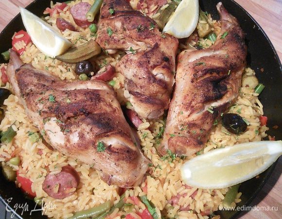 Подавать паэлью желательно в той же посуде, в которой она готовилась, с дольками лимона, притрусив рубленной зеленью по вашему вкусу.  