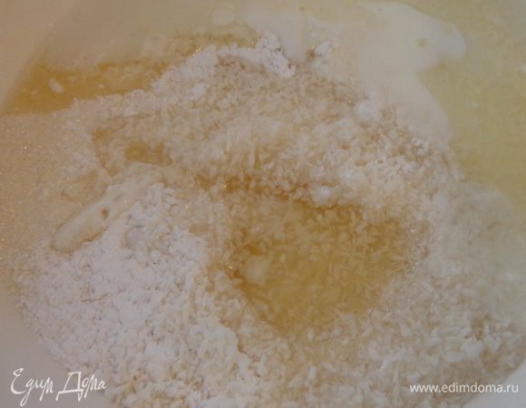 К ним добавить кефир и растительное масло, все перемешать.