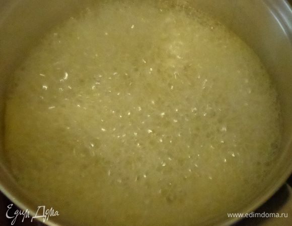 Пока печется основа, сделать сироп: вскипятить сахар с водой и соком одного апельсина (или лимона). Уварить сироп.