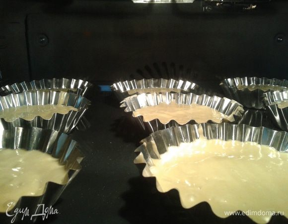 Все хорошенько перемешать и выложить в формочки (если формочки железные, смазать их маслом). Выпекать 180 градусов 25 минут. Приятного аппетита)